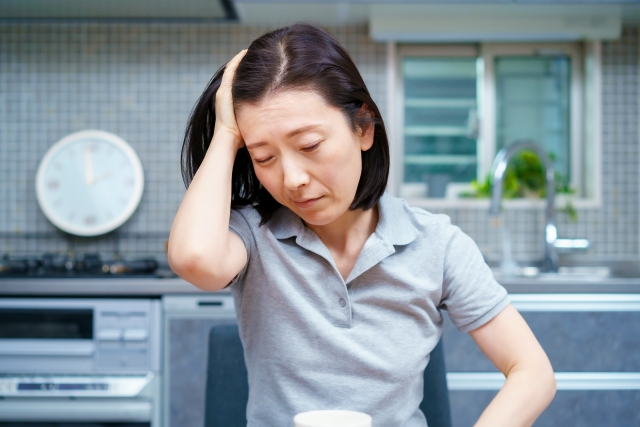 疲れた表情の女性