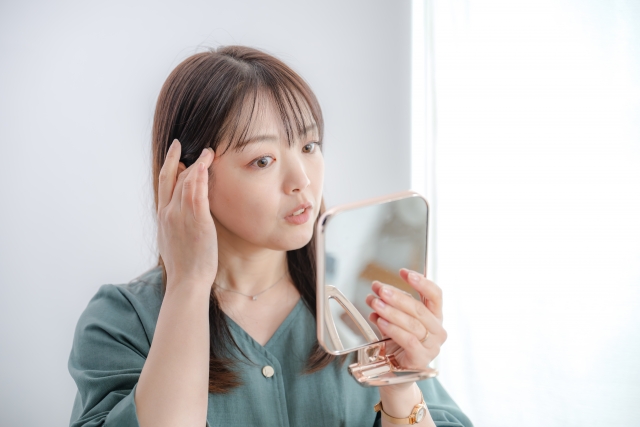 目元を気にする女性