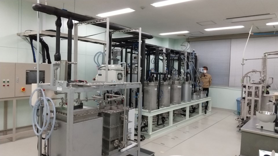製造設備の内部。ステンレス製タンクと配管装置が整備された様子